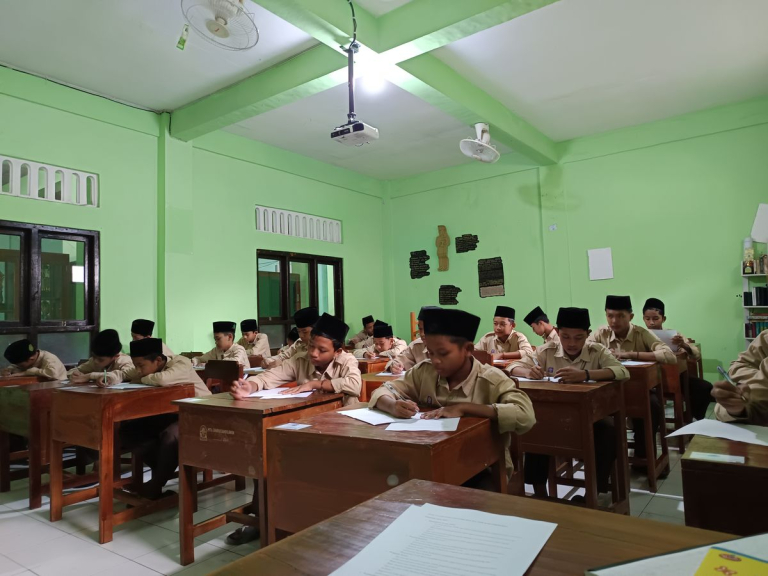 Mengatasi Perbedaan Cara Hormat Santri Terhadap Guru Formal dan Guru Ngaji